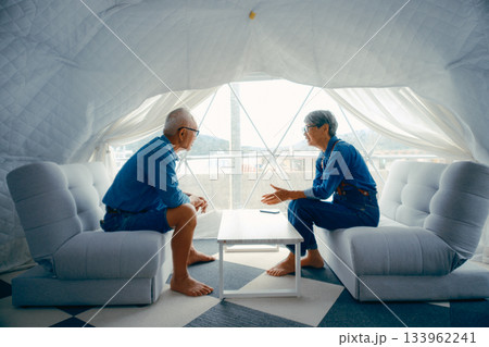 グランピング施設でくつろぐシニア夫婦の会話シーン グランピング施設でくつろぐシニア夫婦の会話シーン 133962241