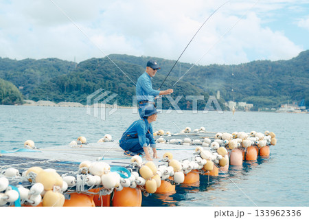 魚が釣れて喜ぶシニア夫婦の釣り体験 133962336