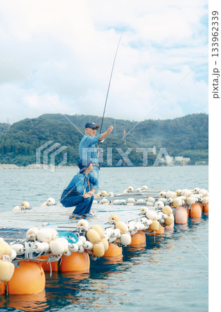 魚が釣れて喜ぶシニア夫婦の釣り体験 魚が釣れて喜ぶシニア夫婦の釣り体験 133962339