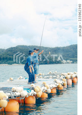 魚が釣れて喜ぶシニア夫婦の釣り体験 魚が釣れて喜ぶシニア夫婦の釣り体験 133962340