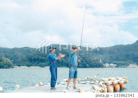 魚が釣れて喜ぶシニア夫婦の釣り体験 魚が釣れて喜ぶシニア夫婦の釣り体験 133962341