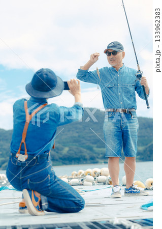 釣れた魚を記念撮影するシニア夫婦 釣れた魚を記念撮影するシニア夫婦 133962383
