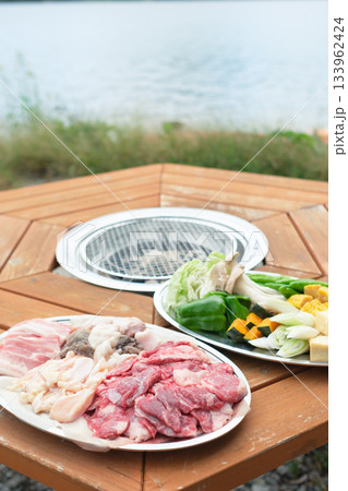 グランピング施設のBBQ食材セット 133962424