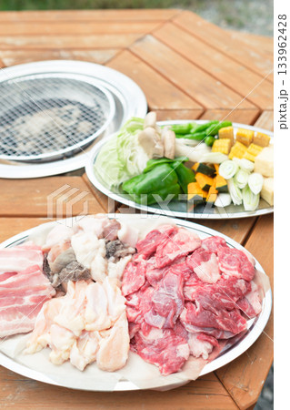 グランピング施設のBBQ食材セット 133962428