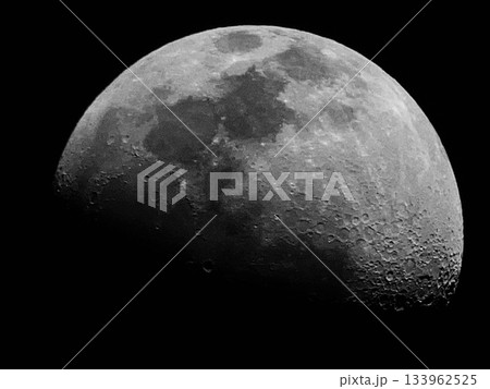 夜空に浮かぶ月 133962525