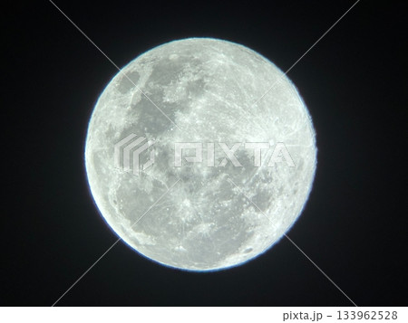 夜空に浮かぶ月 133962528
