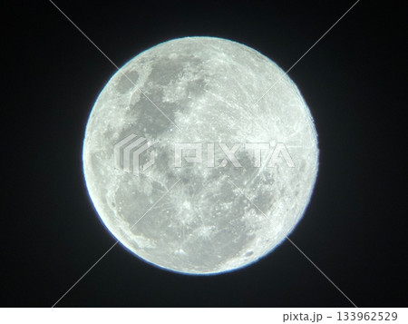 夜空に浮かぶ月 133962529