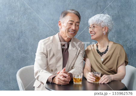 バーでお酒を飲むシニア夫婦 133962576
