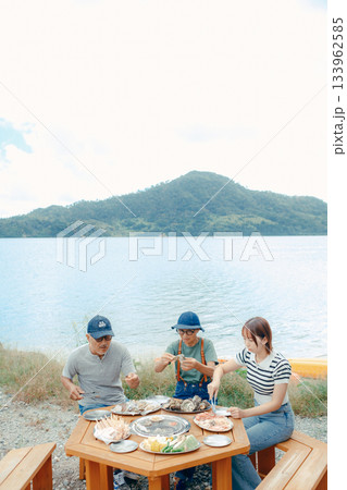 湖畔で親子3人がBBQを楽しむシーン 湖畔で親子3人がBBQを楽しむシーン 133962585