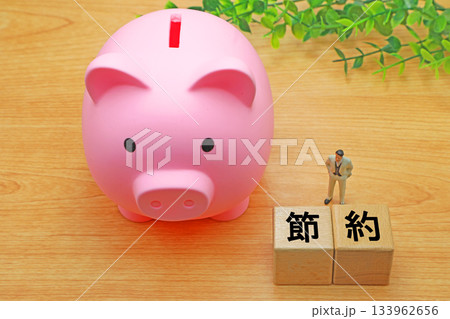 節約と書かれたブロックと貯金箱 133962656