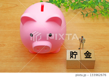 貯金と書かれたブロックと貯金箱 貯金と書かれたブロックと貯金箱 133962676