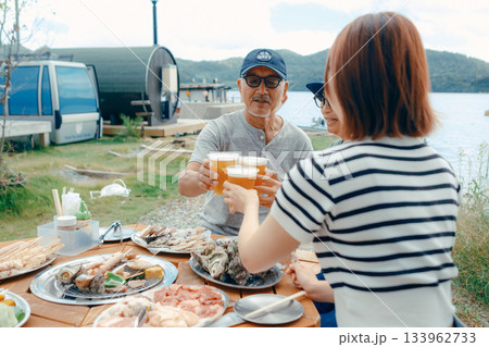 海辺で親子三人の乾杯シーン 海辺で親子三人の乾杯シーン 133962733