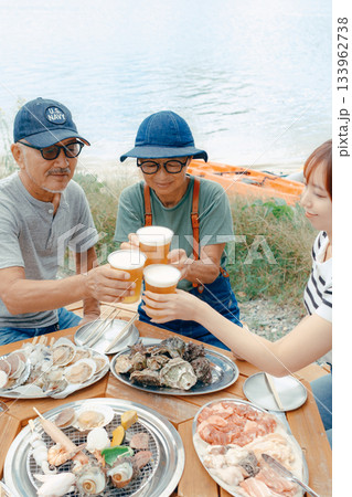 海辺で親子三人の乾杯シーン 海辺で親子三人の乾杯シーン 133962738