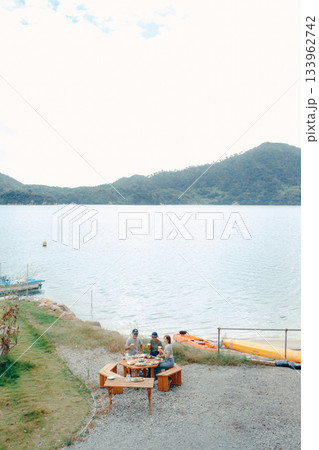 海辺で親子三人の乾杯シーン 133962742