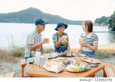 海辺で親子三人の乾杯シーン 海辺で親子三人の乾杯シーン 133962746