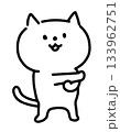ストレッチする猫の線画イラスト 133962751