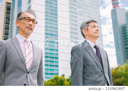 スーツ姿のシニア男性　ビジネスマン 133962907
