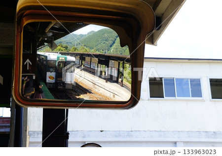 ミラーに移るローカル電車 133963023