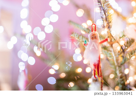 イルミネーションをバックにしたクリスマスツリー 133963041
