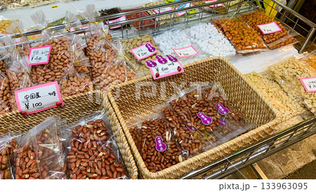 北九州市の旦過市場で売られている食べ物 133963095