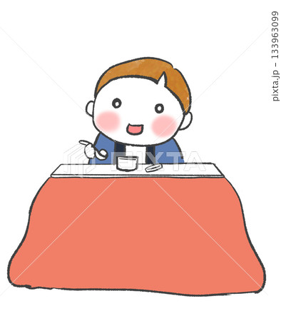 こたつでカップアイスを食べる男の子 133963099