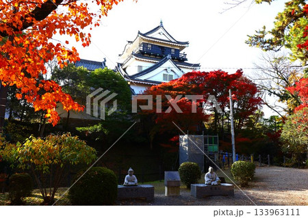 紅葉と岡崎城と竹千代像の秋 133963111