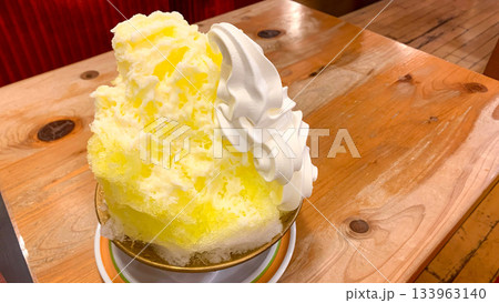 レモンかき氷とソフトクリーム添え 133963140