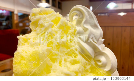 レモンかき氷とソフトクリーム添え レモンかき氷とソフトクリーム添え 133963144