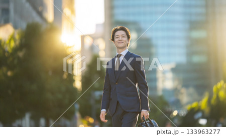 オフィス街を歩くビジネスマン 133963277