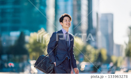 オフィス街を歩くビジネスマン 133963278