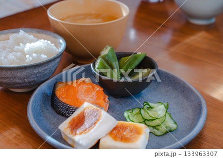 焼き鮭と味噌汁、ごはんを添えた伝統的で健康的な和朝食 焼き鮭と味噌汁、ごはんを添えた伝統的で健康的な和朝食 133963307