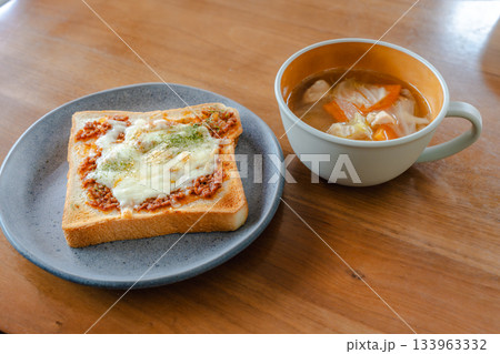 ミートソーストーストと具だくさんスープを添えた洋風の朝食 133963332