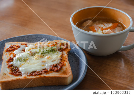 ミートソーストーストと具だくさんスープを添えた洋風の朝食 133963333