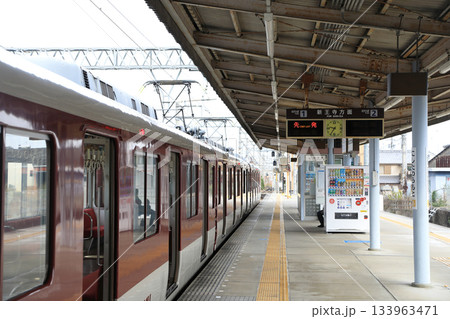 西田原本駅に停車中の電車 133963471
