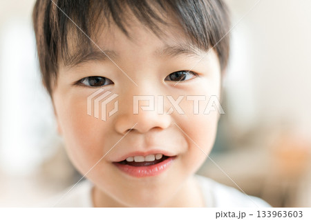 笑顔の男の子のドアップ（成長,育児,子育て,児童） 133963603