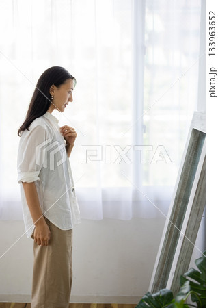 鏡の前で服装をチェックするミドル女性 鏡の前で服装をチェックするミドル女性 133963652