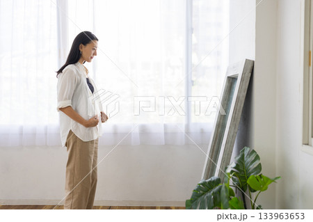 鏡の前で服装をチェックするミドル女性 133963653