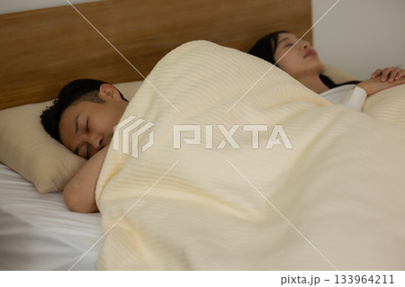 ベッドで眠るカップル ベッドで眠るカップル 133964211