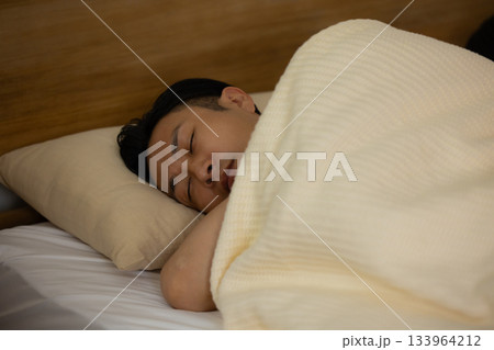 ベッドで眠るカップル 133964212