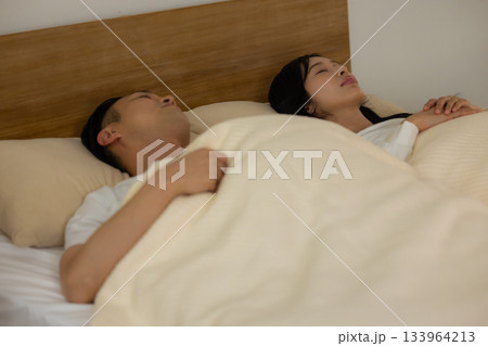 ベッドで眠るカップル 133964213