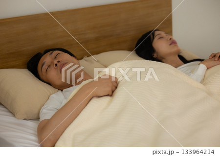 ベッドで眠るカップル ベッドで眠るカップル 133964214