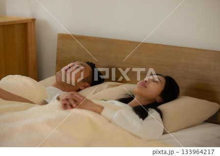 ベッドで眠るカップル 133964217