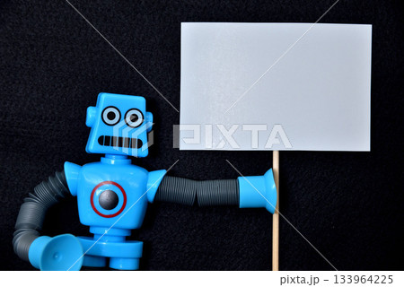 プラカード ホワイトボードを持つAIロボット イメージ 133964225