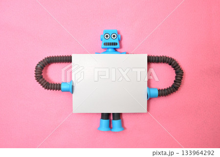 プラカード ホワイトボードを持つAIロボット イメージ プラカード ホワイトボードを持つAIロボット イメージ 133964292