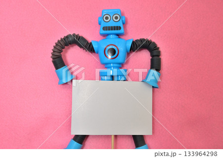 プラカード ホワイトボードを持つAIロボット イメージ 133964298