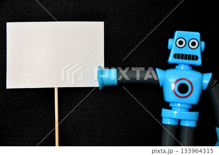 プラカード ホワイトボードを持つAIロボット イメージ 133964315