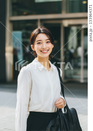 外出先で微笑む若手女性社員｜フレッシュで好印象なビジネスポートレート 133964371