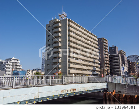 平久川に架かる「大和橋」の橋名表示 133964391