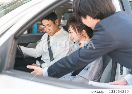 自動車購入・査定・買取にきた顧客を接客するセールスマンの若いアジア人男性 133964839