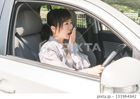 交通トラブルに巻き込まれた女性ドライバー(不注意・交通事故・驚く) 交通トラブルに巻き込まれた女性ドライバー(不注意・交通事故・驚く) 133964842